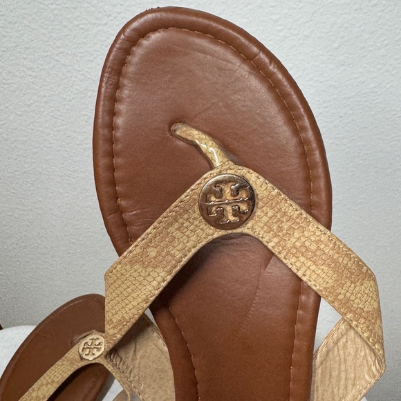 Tory Burch Women’s Flat Faux Snake Reptile Tan Logo Flat Thong Sandals Size 7.5 - Picture 6 of 13